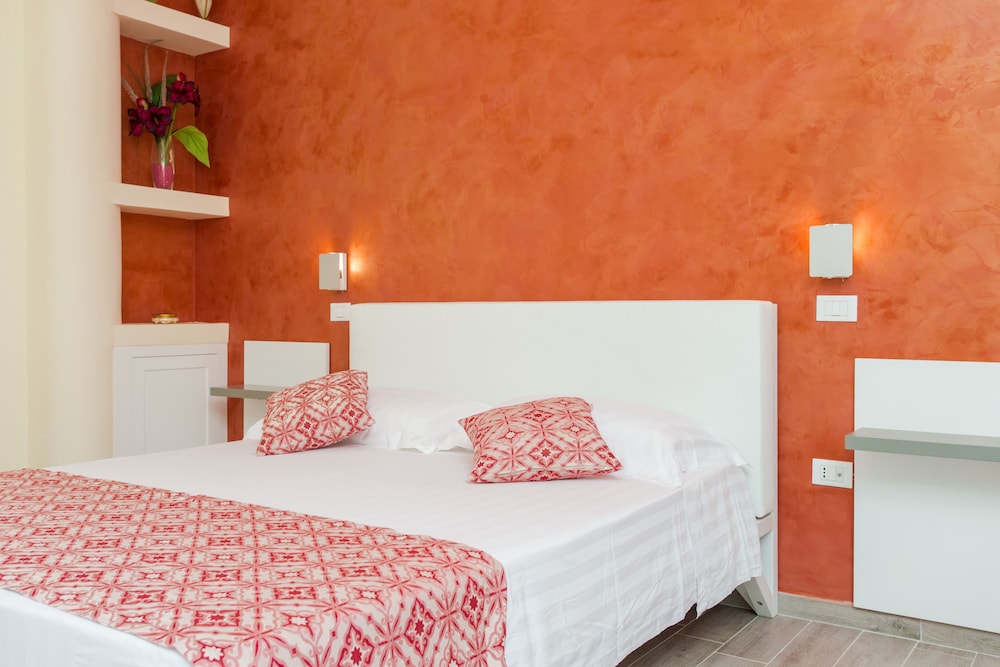 

Bologna - Ugento - RELAIS MASSERIA CASINA DEI CARI