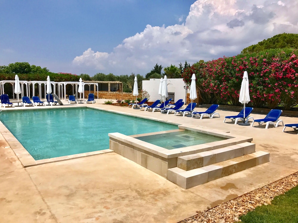 

Trieste - Ugento - RELAIS MASSERIA CASINA DEI CARI