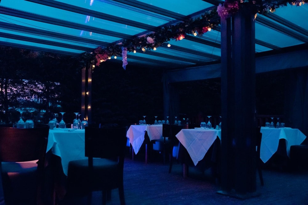 

Bari - Fleet - The Casa Hotel-Yateley, Farnborough