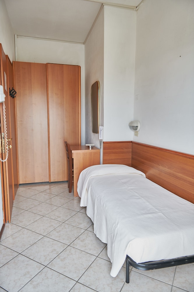 

Milano - Riviera Romagnola, Mare Italia - Hotel Caesar Bed and Breakfast