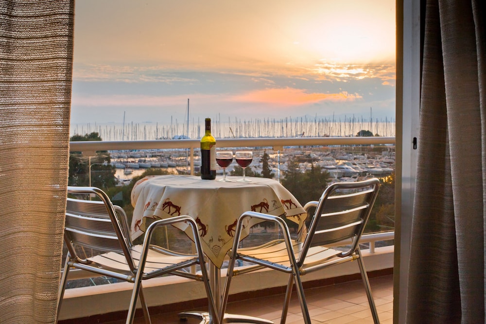 

Bologna - Vouliagmeni - Marina Alimos Hotel Apartments