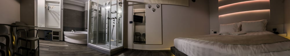 

Lamezia Terme - Tirana - Hotel Pandora Residence