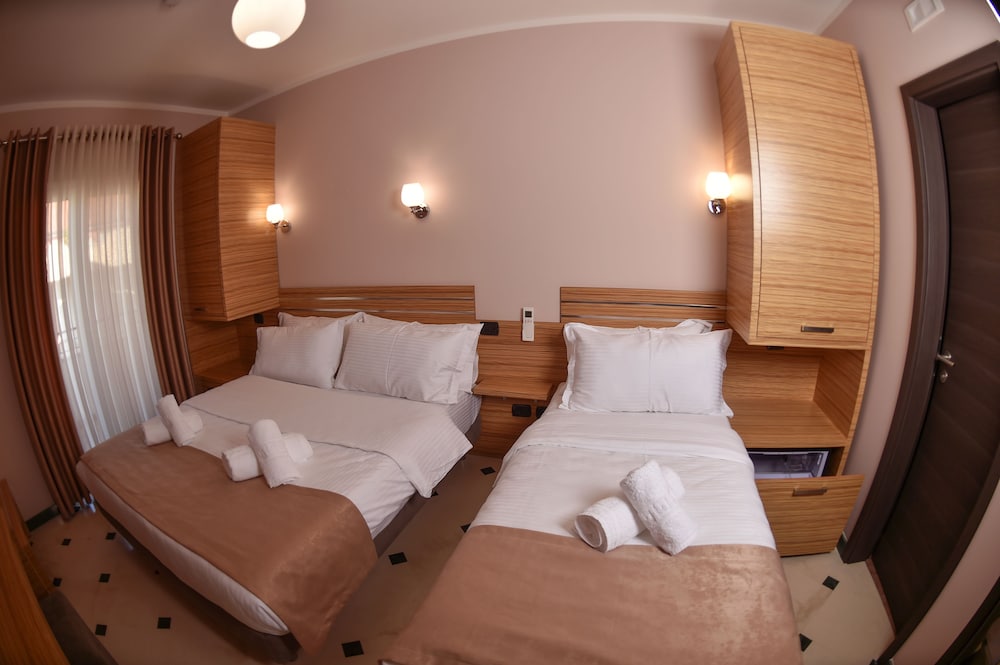 

Lamezia Terme - Tirana - Hotel Pandora Residence