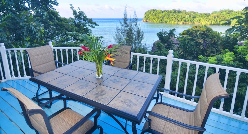 

Verona - Port Antonio - Moon San Villa at the Blue Lagoon