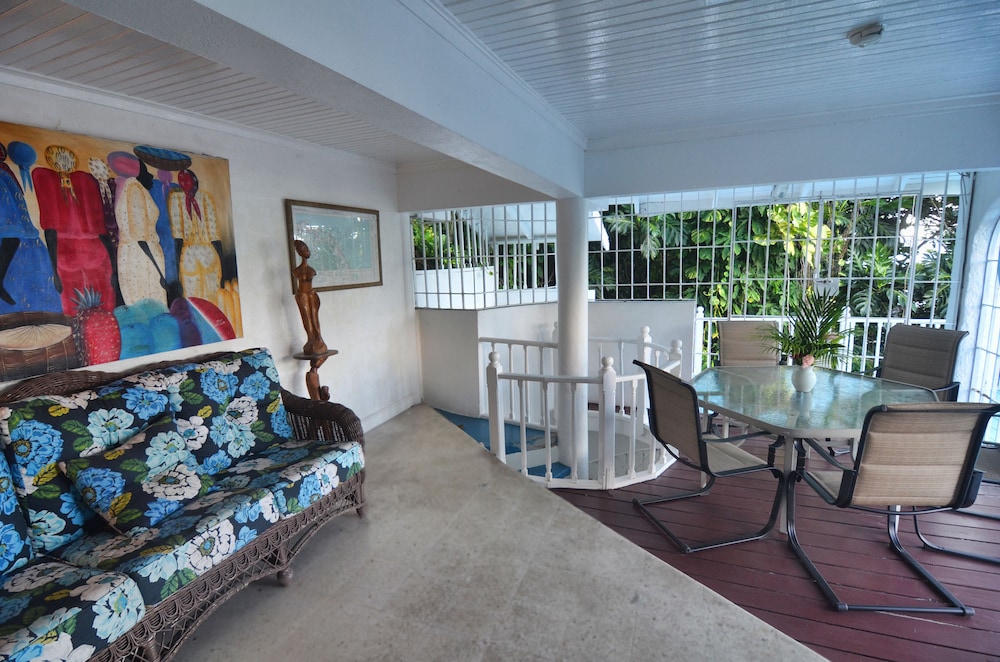 

Roma - Port Antonio - Moon San Villa at the Blue Lagoon