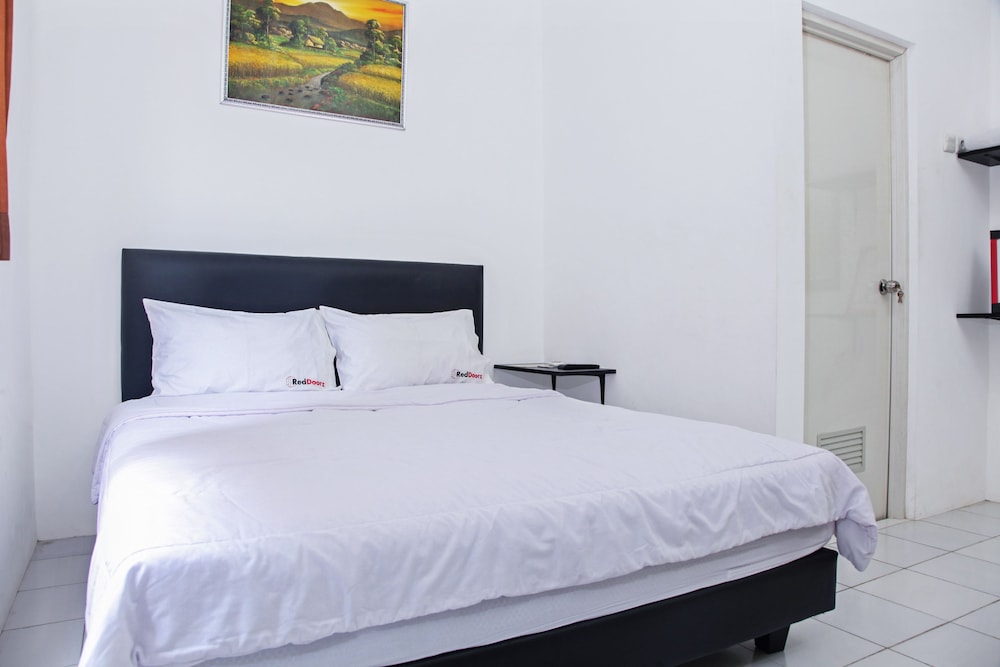 

Milano - Surabaya - RedDoorz Plus near Galaxy Mall