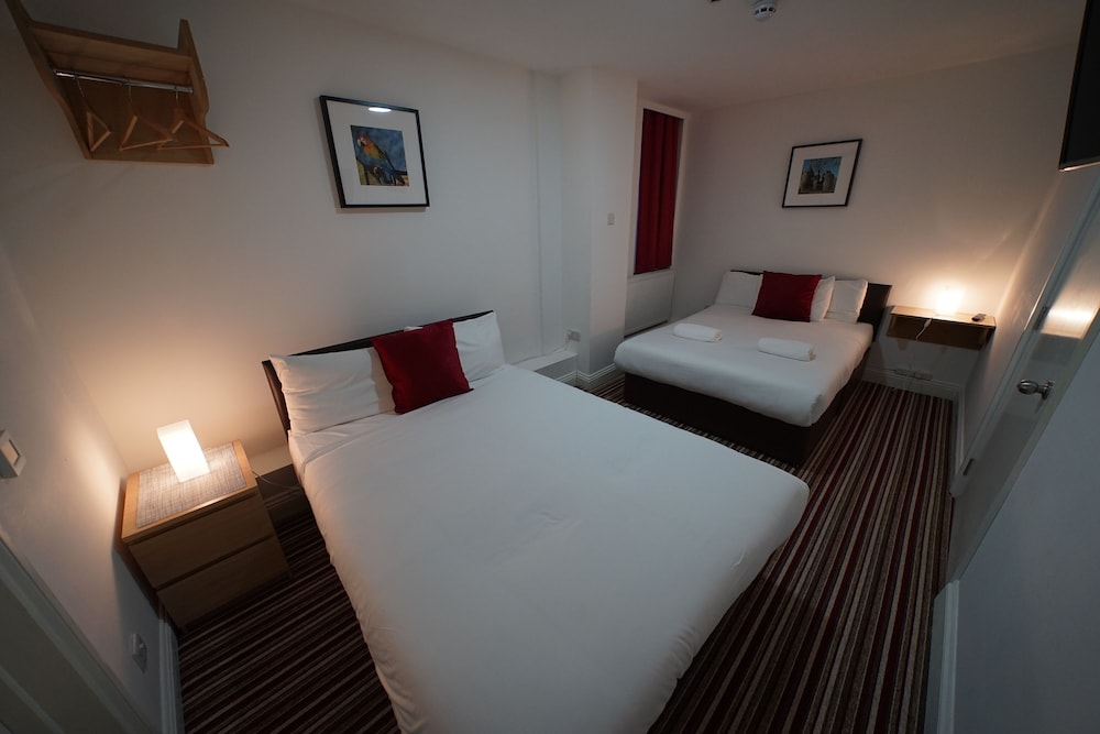 

Milano - Dagenham - The Bank Hotel