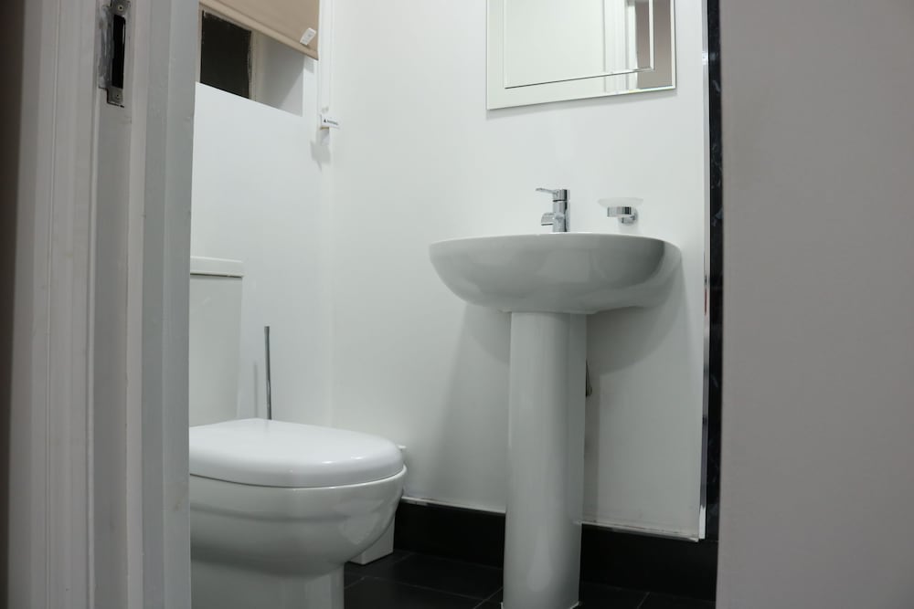 

Bologna - Ilford - The Bank Hotel