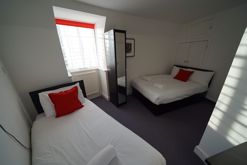 

Verona - Dagenham - The Bank Hotel