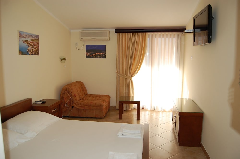 

Milano - Tivat - ROOMS & APARTMENTS DOBROTSKI DVORI