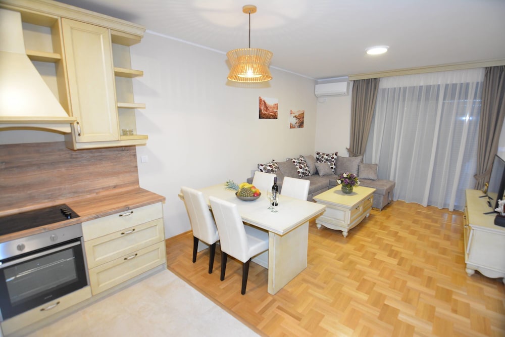

Venezia - Tivat - ROOMS & APARTMENTS DOBROTSKI DVORI