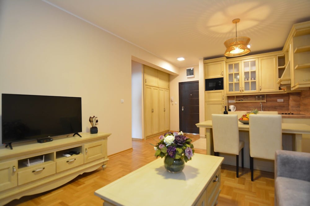 

Bologna - Kamenari - Apartments Dobrotski Dvori