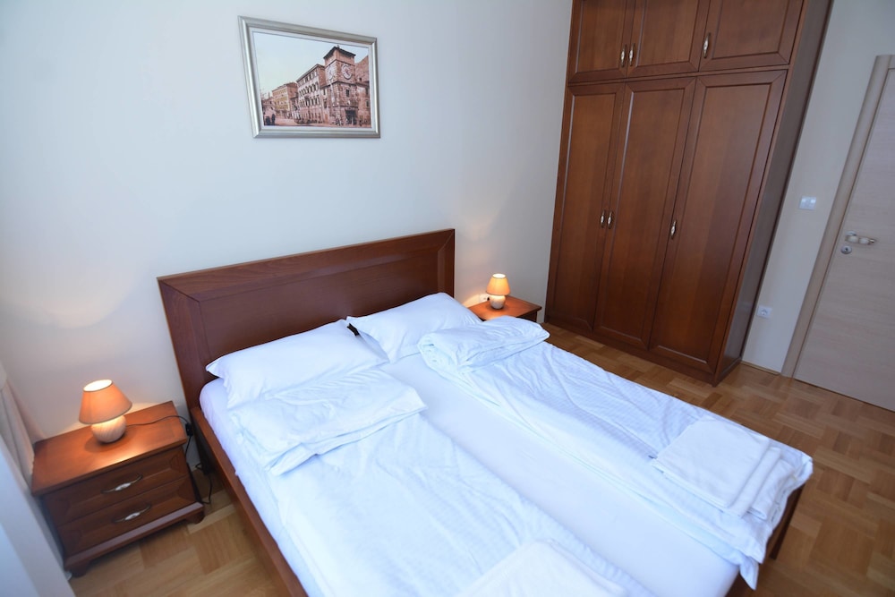 

Bari - Kotor - ROOMS & APARTMENTS DOBROTSKI DVORI