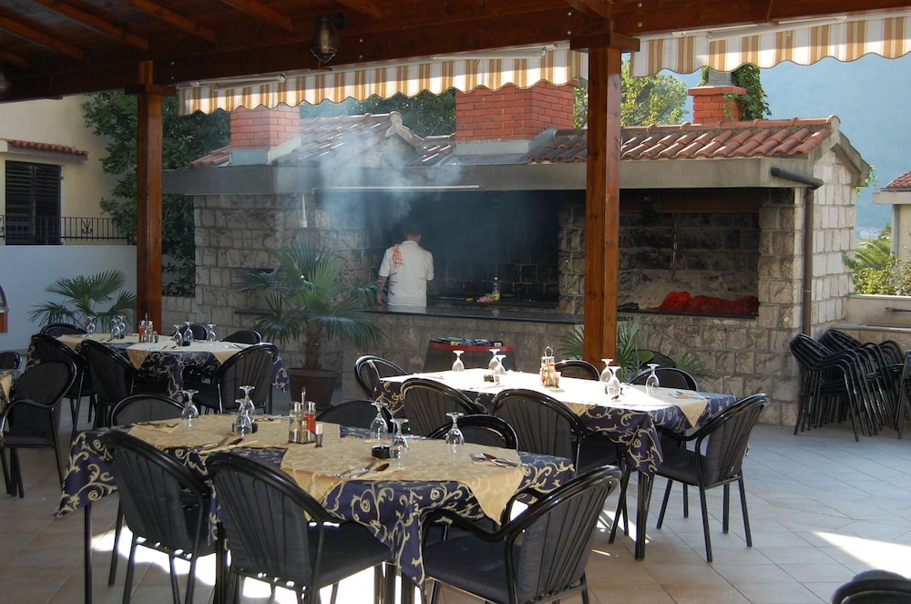 

Milano - Tivat - ROOMS & APARTMENTS DOBROTSKI DVORI