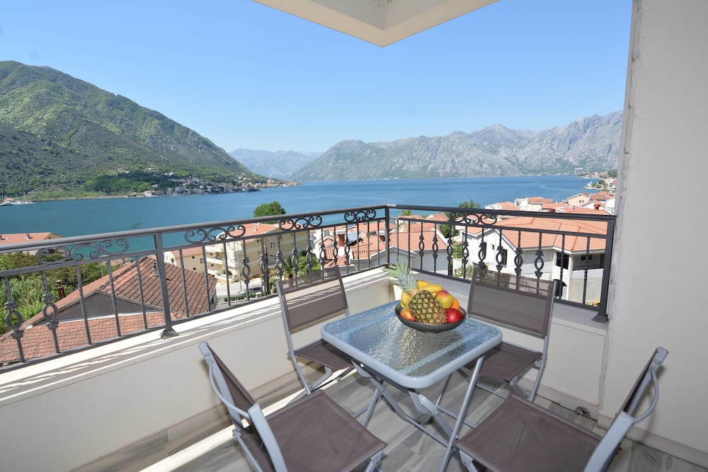 

Napoli - Tivat - ROOMS & APARTMENTS DOBROTSKI DVORI