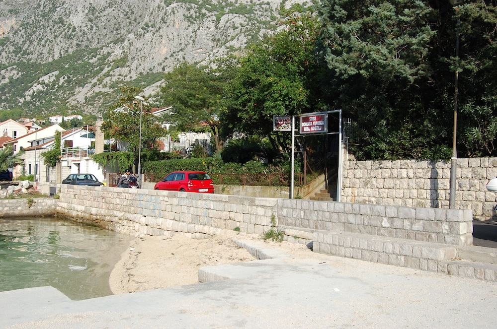 

Bari - Kotor - ROOMS & APARTMENTS DOBROTSKI DVORI