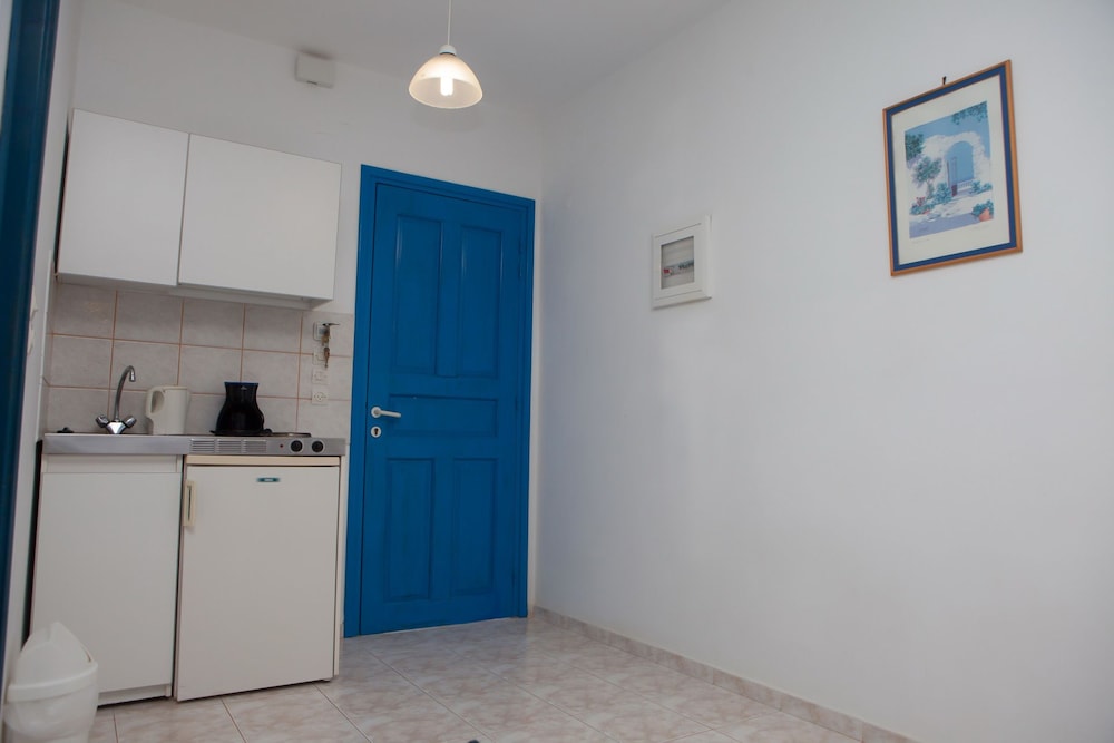 

Bari - Foiníkion - Vardes Hotel Studios