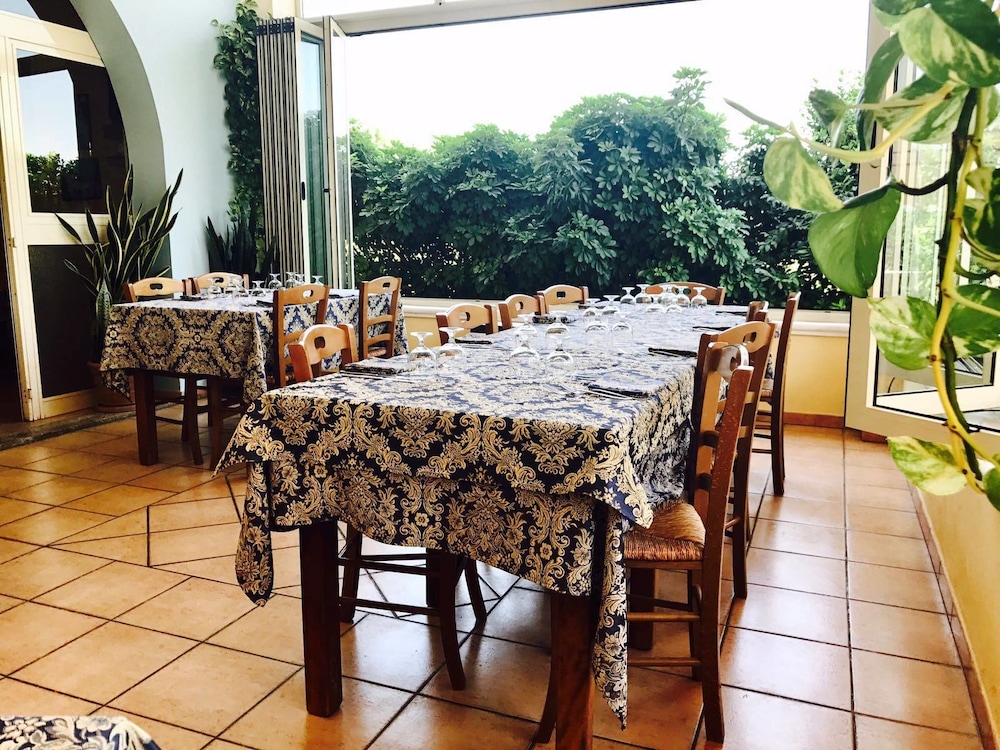 

Roma - Le Castella - Hotel Ristorante La Decanata