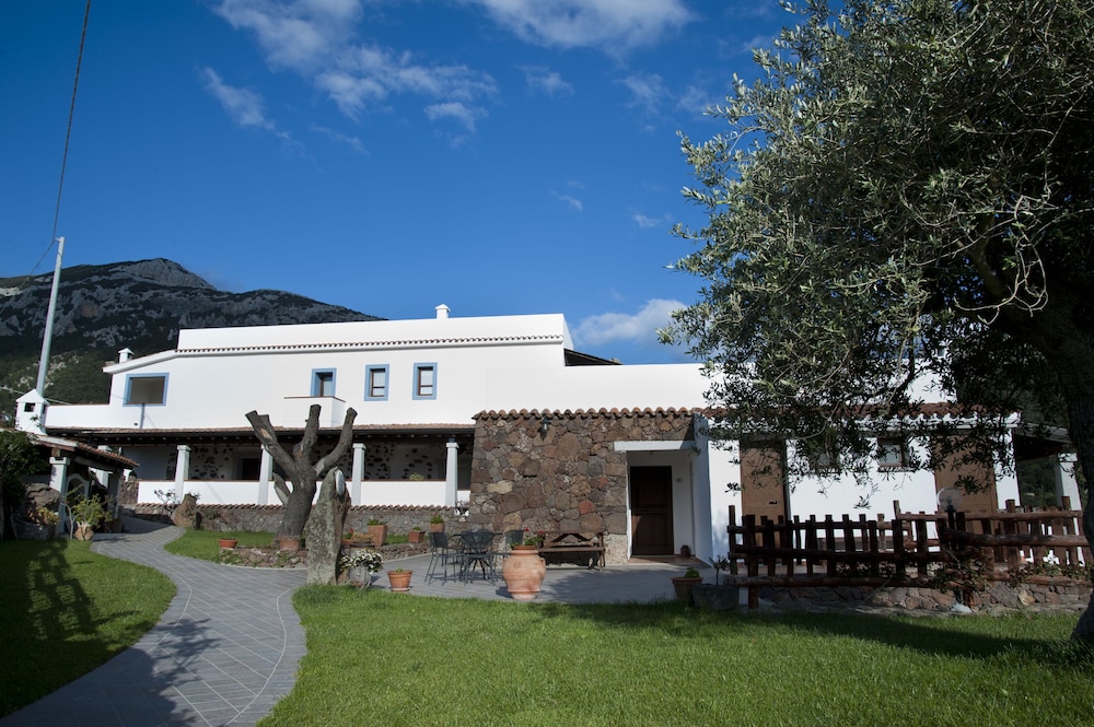 

Milano - Dorgali - Turismo Rurale Belvedere Pradonos