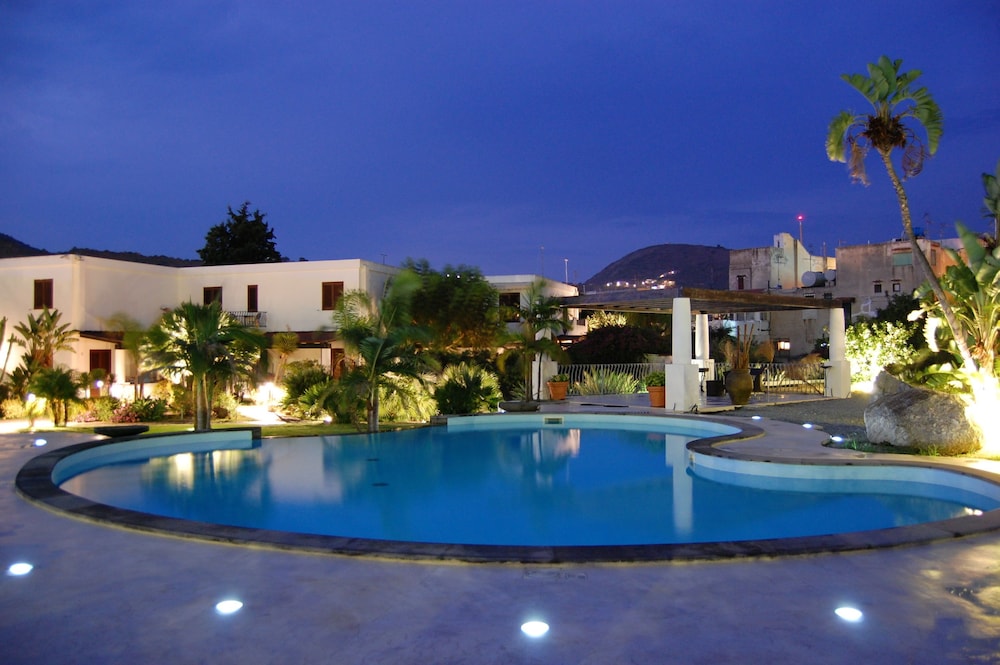 

Milano - Lipari, Isole Eolie - Residence Hotel La Giara