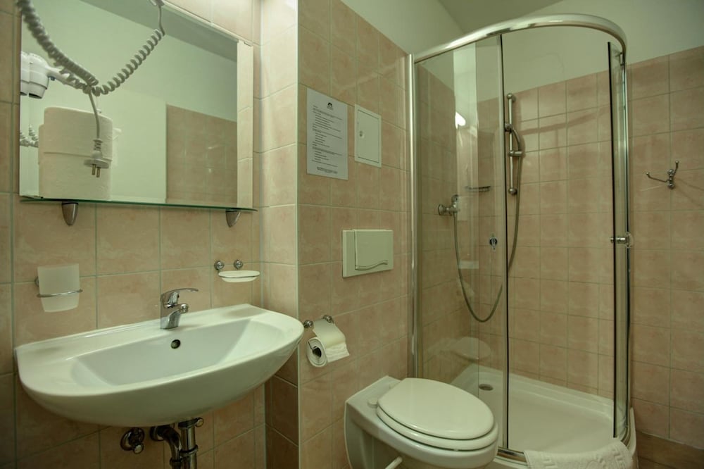 

Bari - Berlin-Tegel - Hotel Pension Bernstein am Kurfürstendamm