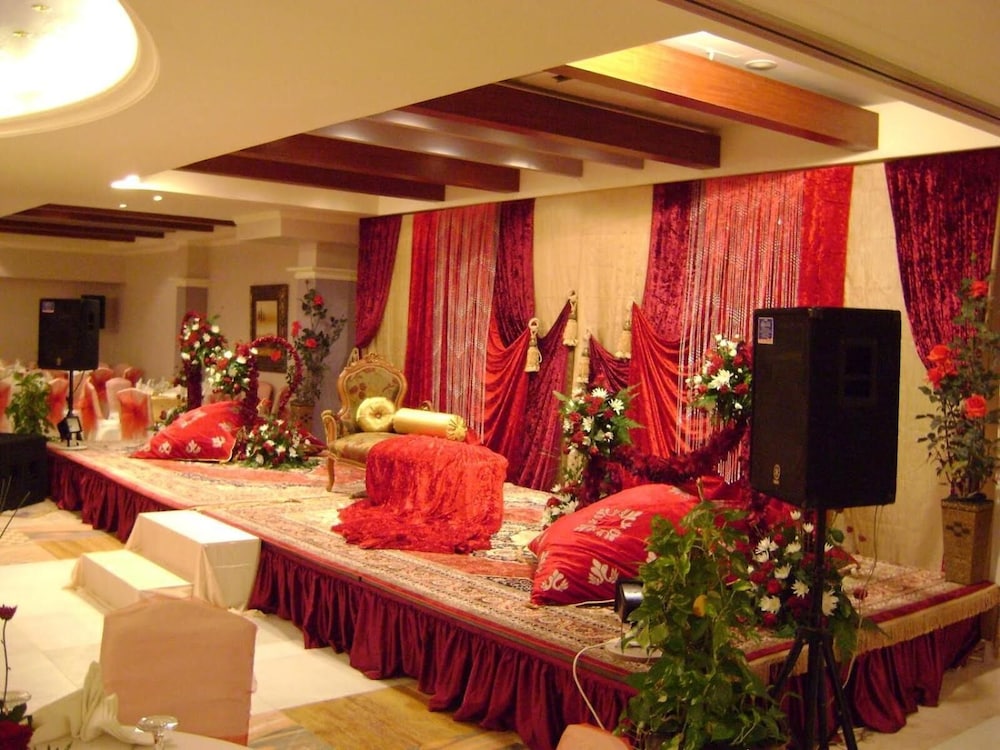 

Roma - ‘Udhaybah - Safeer Plaza Hotel