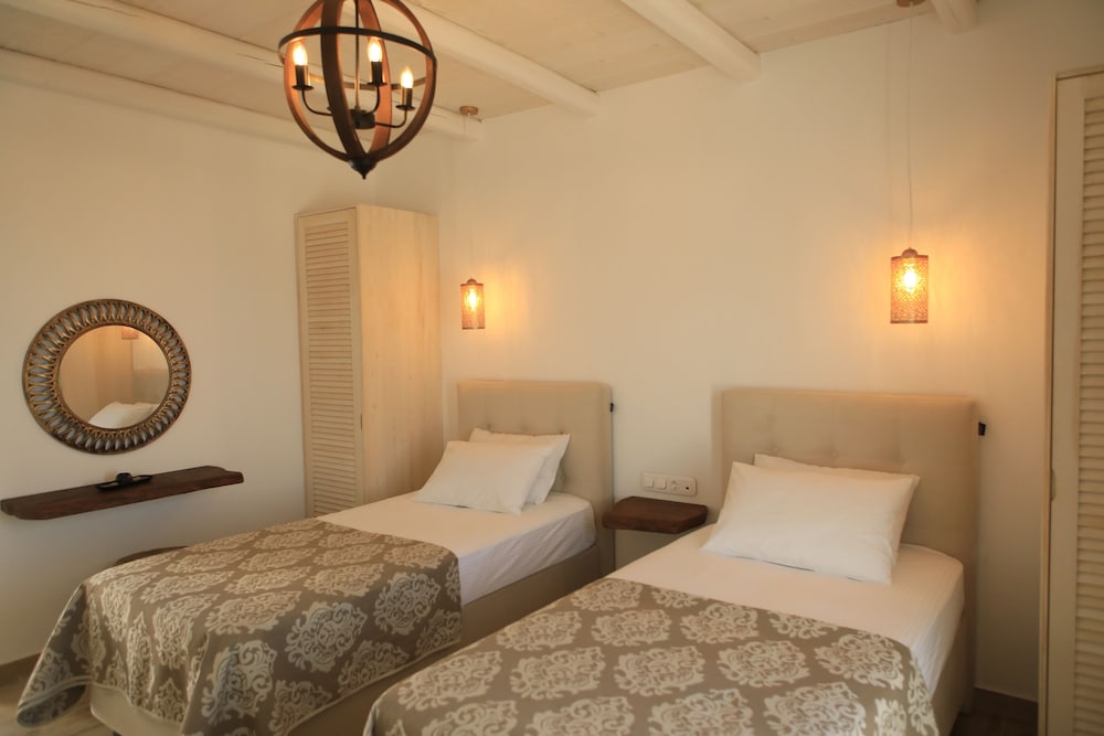 

Bologna - Iráklia - Theasis Luxury Suites