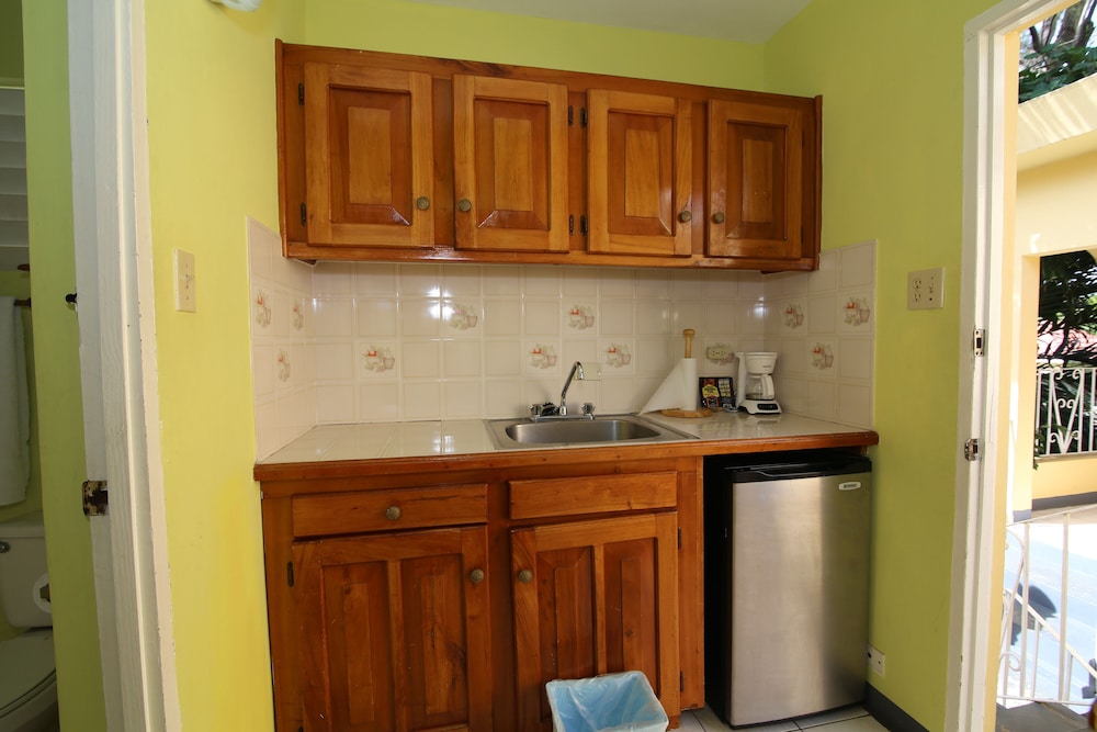 

Roma - Negril - Seastar Inn