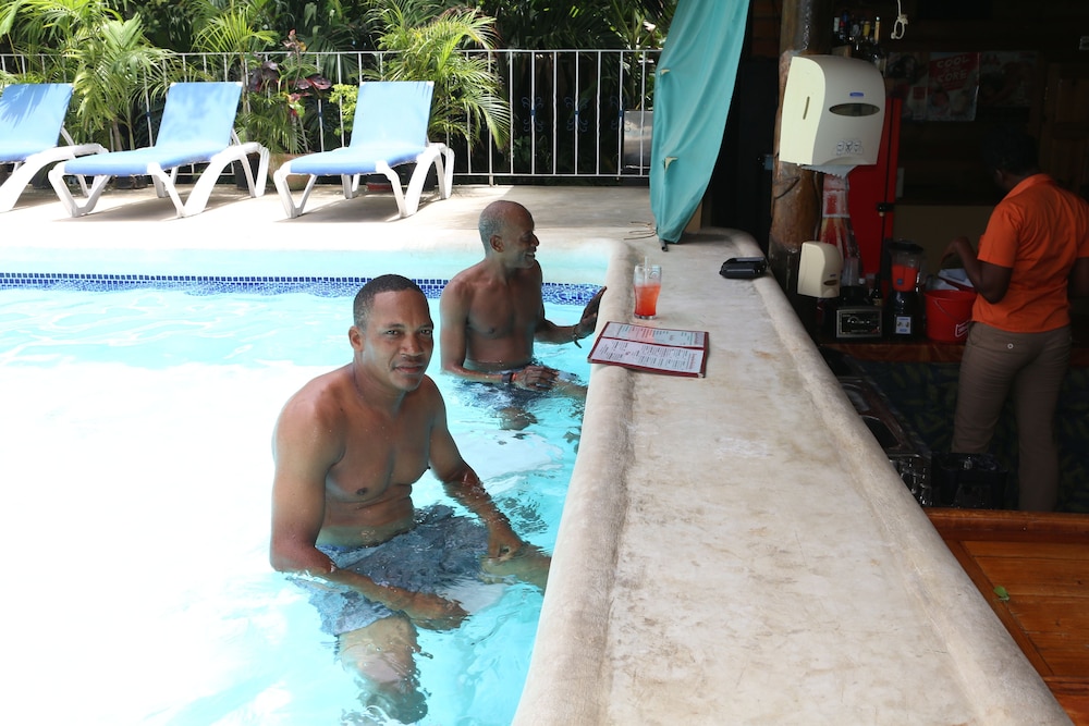 

Roma - Negril - Seastar Inn