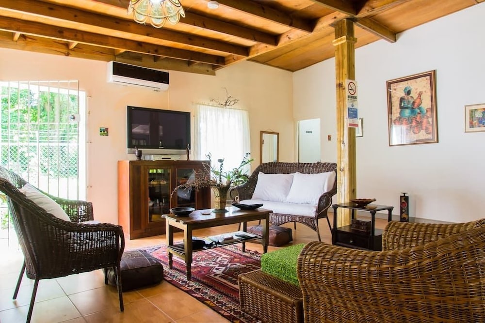

Verona - Port Antonio - The Grand Sinopia Inn Portland