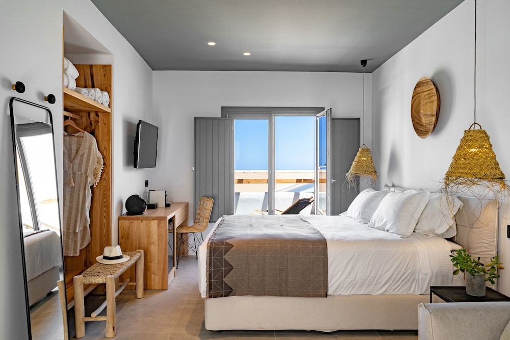

Bari - Thirasía - Lemon Suites Santorini