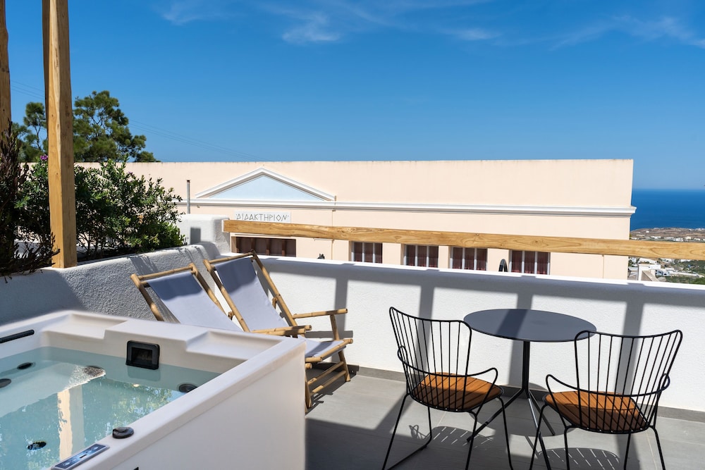 

Milano - Thirasía - Lemon Suites Santorini