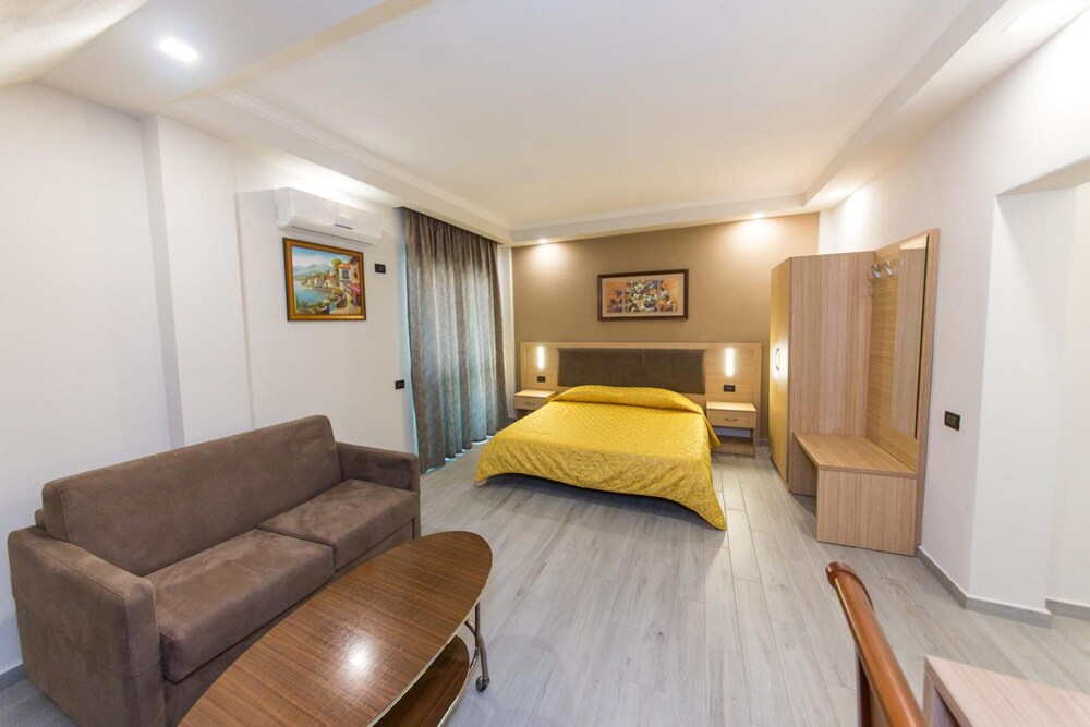 

Genova - Durrës - Western Star Hotel