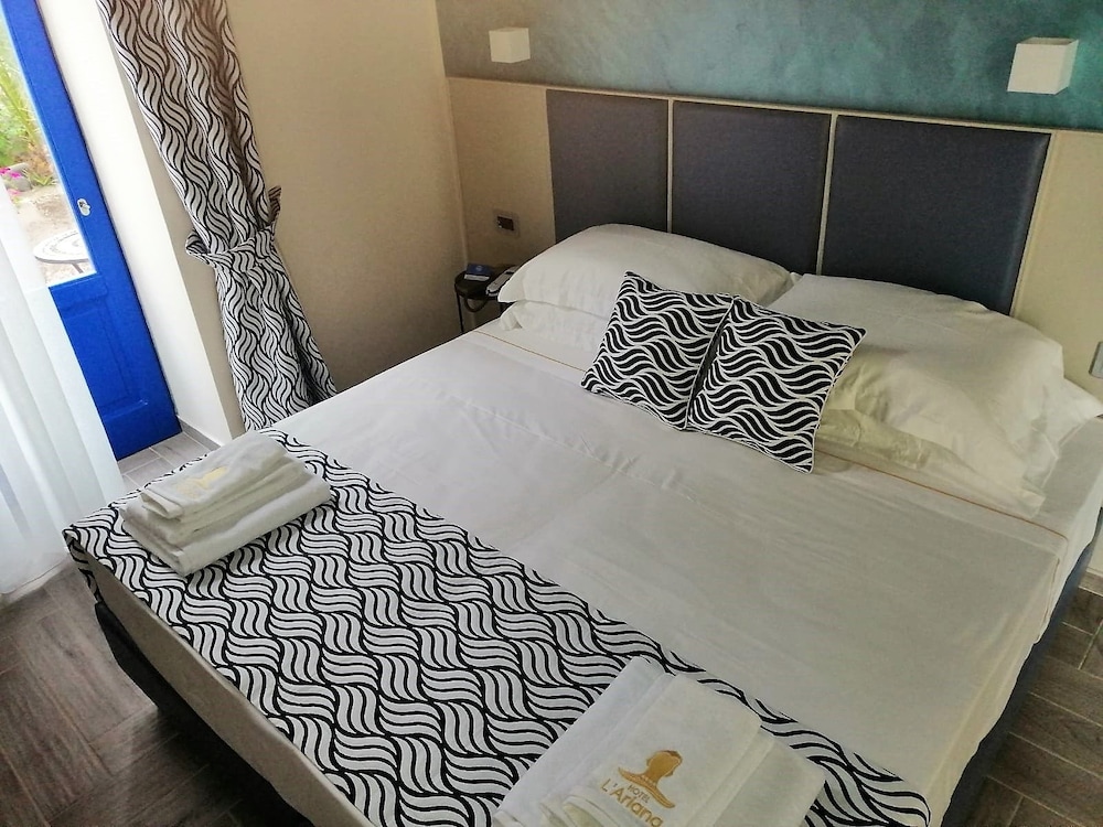 

Bologna - Salina - Hotel L'Ariana ISOLE EOLIE - UNA Esperienze