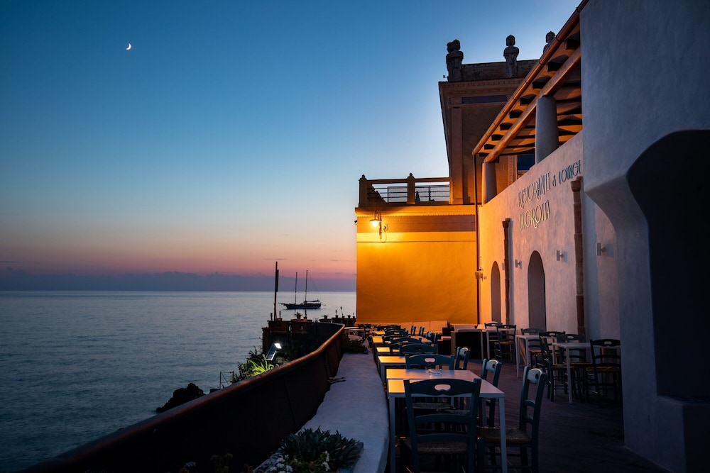 

Milano - Salina - Hotel L'Ariana ISOLE EOLIE - UNA Esperienze