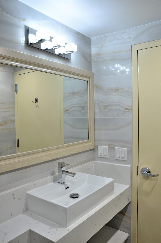

Roma - Flushing - LIC Plaza Hotel