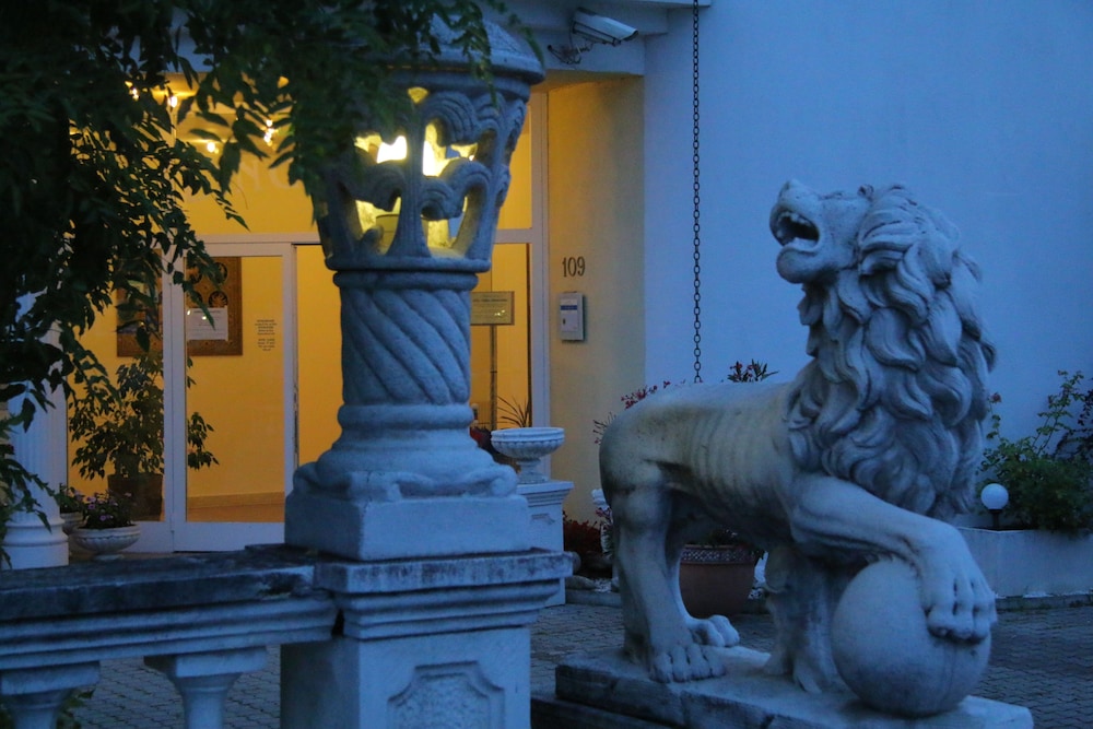 

Roma - Wiener Neustadt - Hotel Freizeittempel