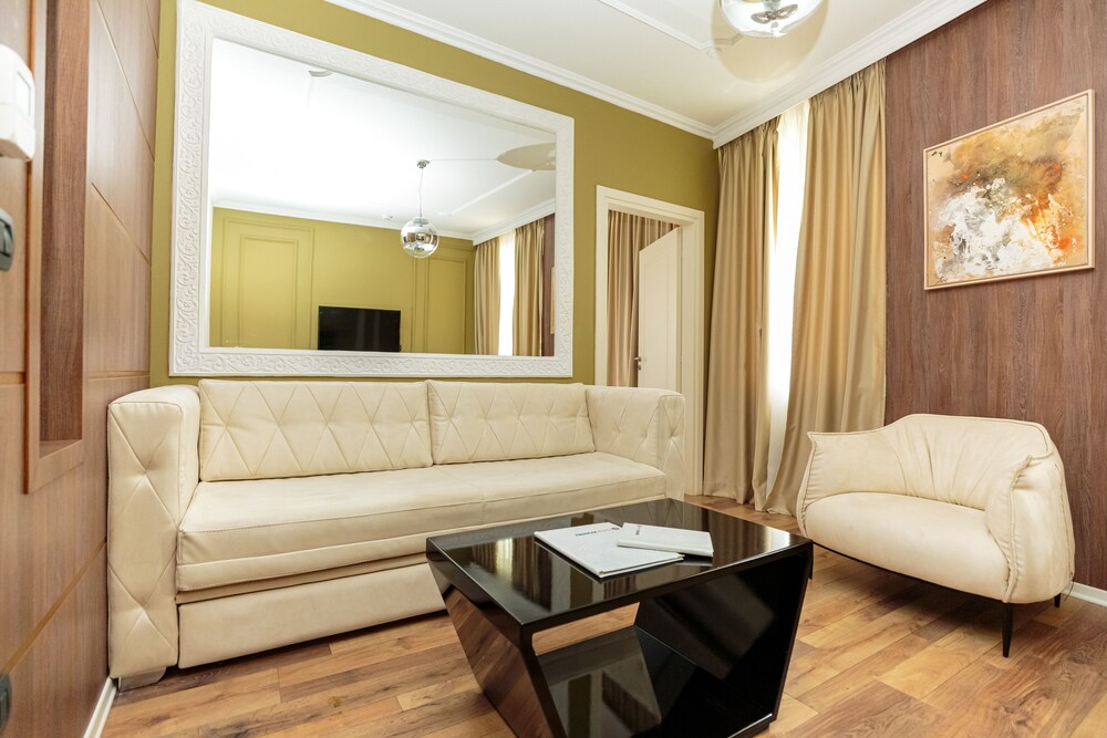 

Napoli - Valona - Regina City Hotel