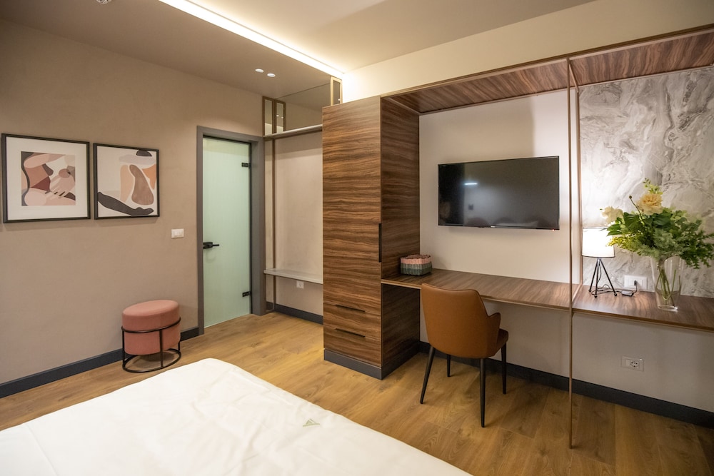 

Catania - Tirana - Allure Boutique Hotel