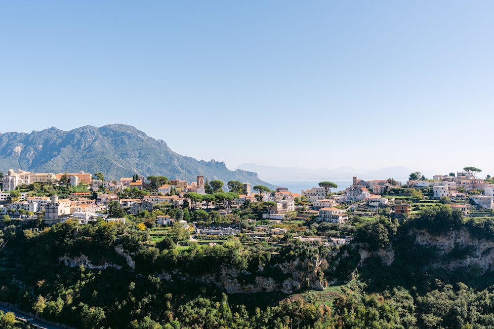 

Milano - Ravello - HOTEL ZI'NTONIO