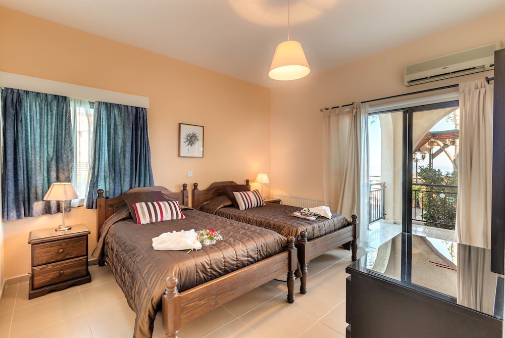 

Bari - Pissouri - Hill View Hotel Apartments