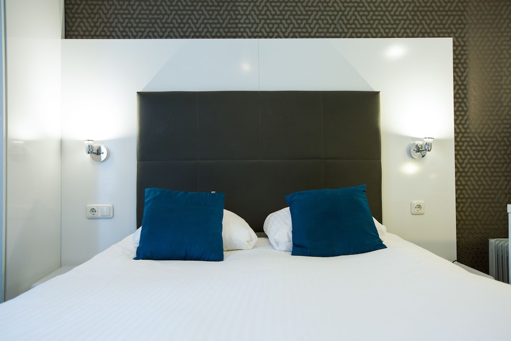 

Bari - Schiphol - Hotel Vossius Vondelpark