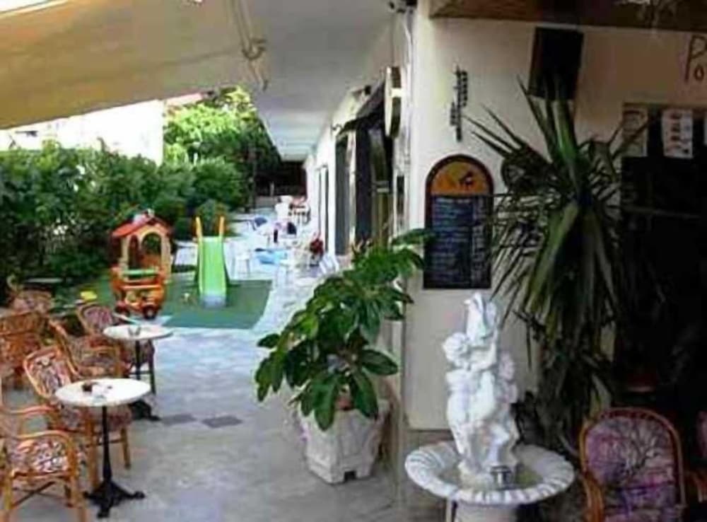 

Bologna - Acharavi - Harrys bar & apartments