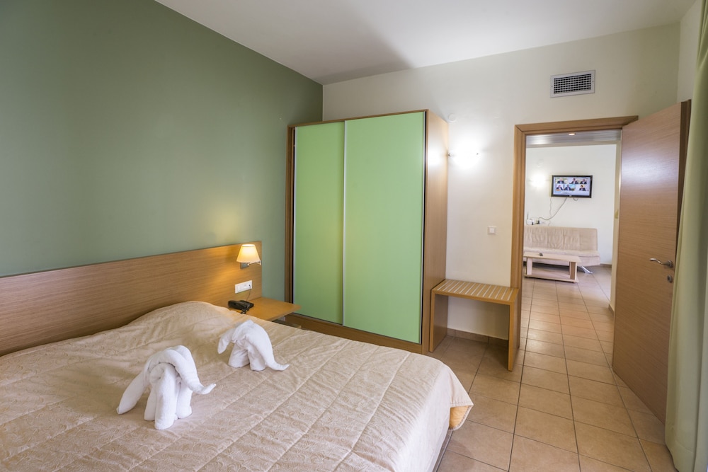 

Verona - Chania - Athina Beach Hotel