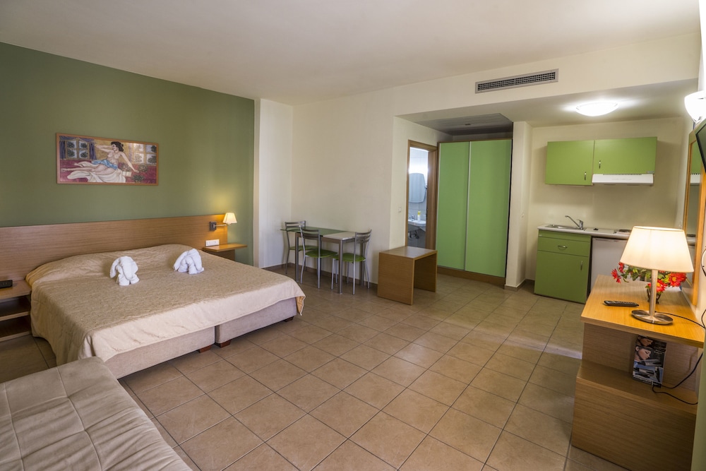 

Milano - Creta Ovest - Chania, Grecia - Athina Beach Hotel