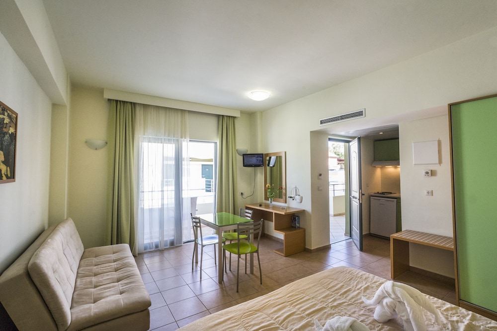 

Milano - Chania - Athina Beach Hotel