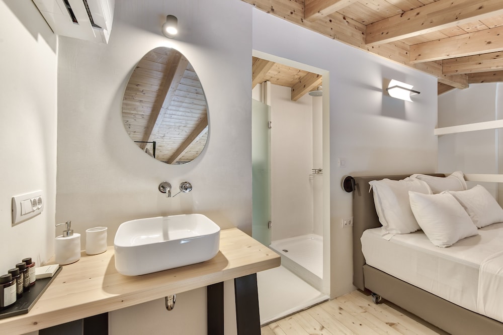 

Bari - Koríthion - Aliv stone suites & spa