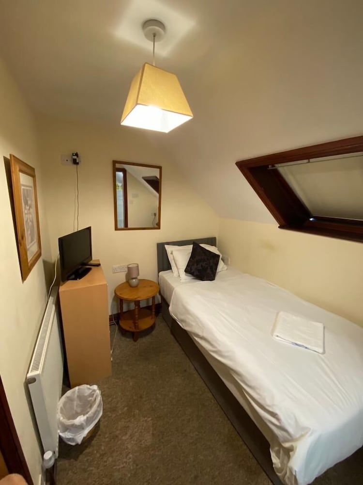 

Roma - Charlwood - Little Foxes Hotel & Gatwick Airport Parking