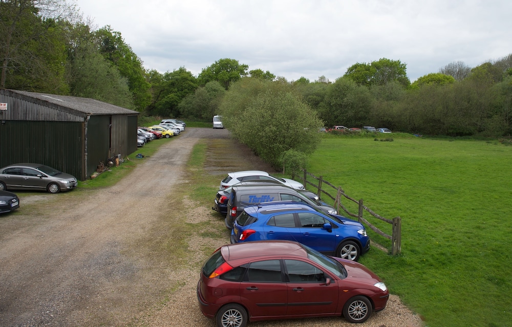 

Roma - Charlwood - Little Foxes Hotel & Gatwick Airport Parking