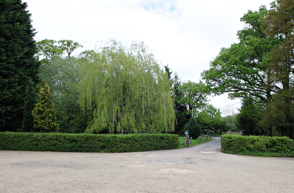 

Roma - Horley - Little Foxes Hotel & Gatwick Airport Parking
